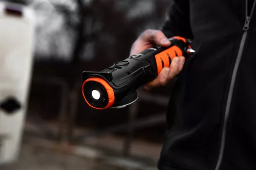 Akkus kompresszor és lámpa, 2000mAh akku, 800+400lum fényerő, max 10bar nyomás, USB és autós töltő 